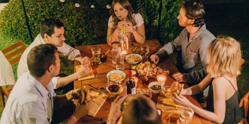Khoảnh khắc vui vẻ khi nằm mơ thấy đi họp lớp